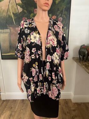 NWT Angie floral kimono topper